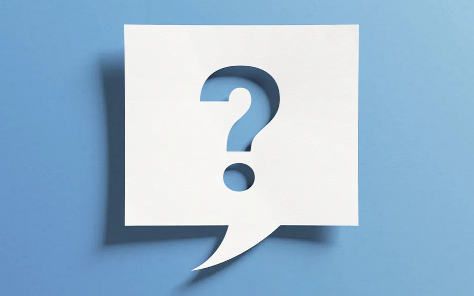 Notizzettel mit Schatten als Sprechblase mit einem Fragezeichen ausgeschnitten vor blauem Hintergrund